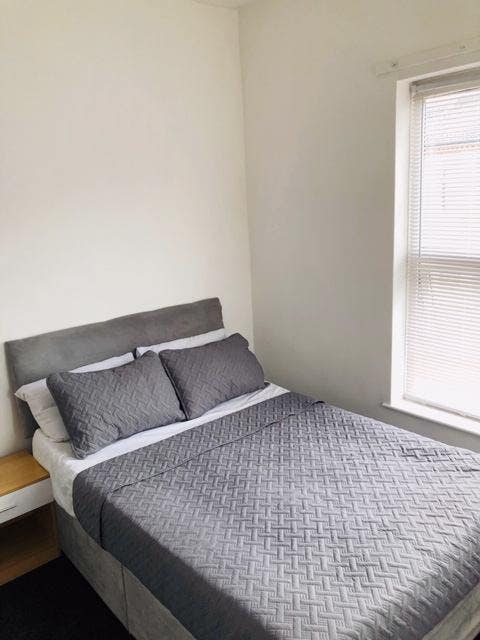 Large double room with en-suite and all bills inc Main Photo