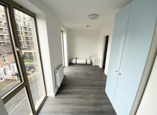 Modern furnished double room in Ilford town centre Main Photo