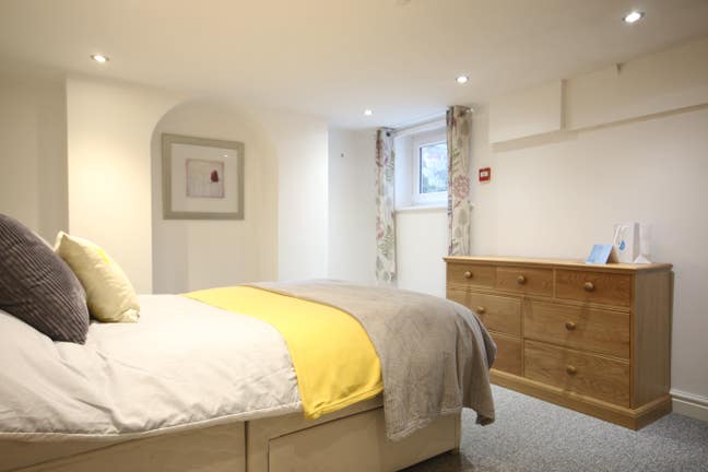 Sunny double room HUGE shared living space Main Photo