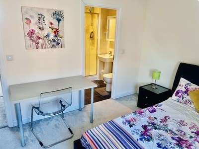 ENSUITE Double room in a Clean & Modern House Main Photo