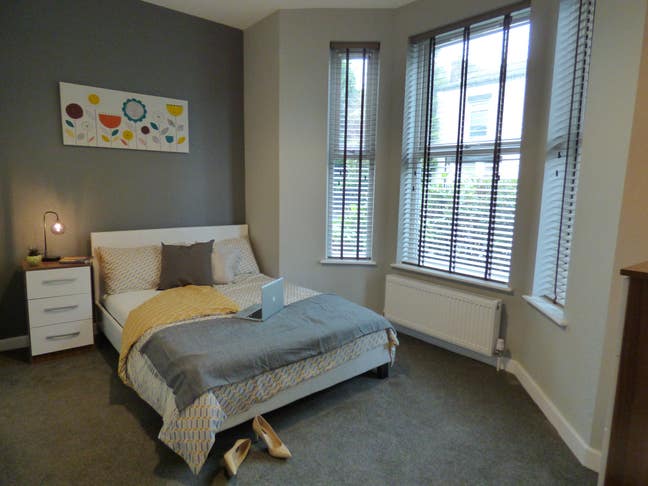 Trendy En-suite Double in Professional House Share Main Photo