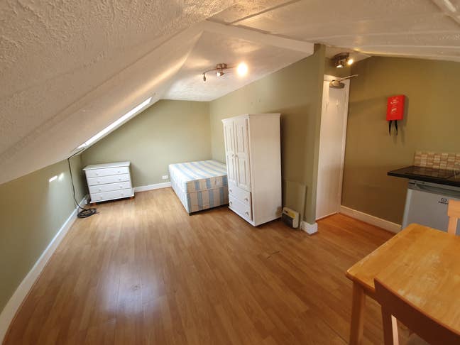 Single bedsits available in Acton Main Photo