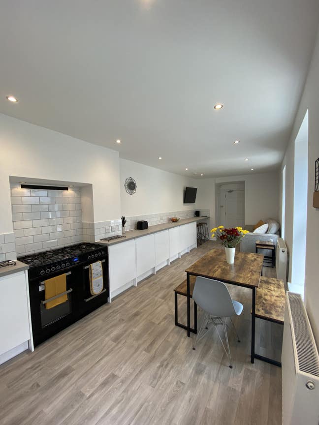 Double Room Available in Renovated House Main Photo