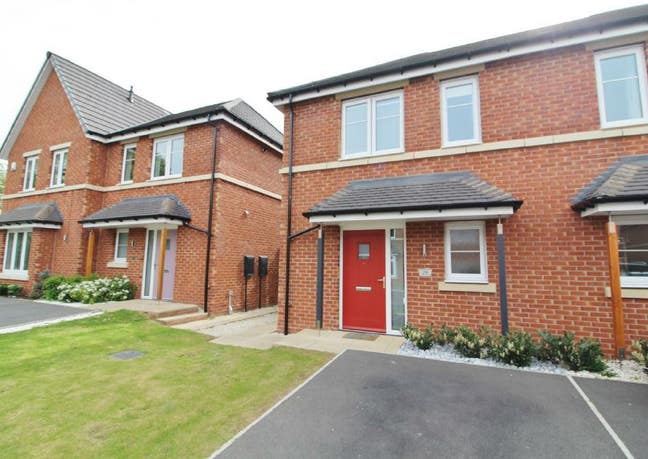 Semi- Detached contemporary House to rent Main Photo