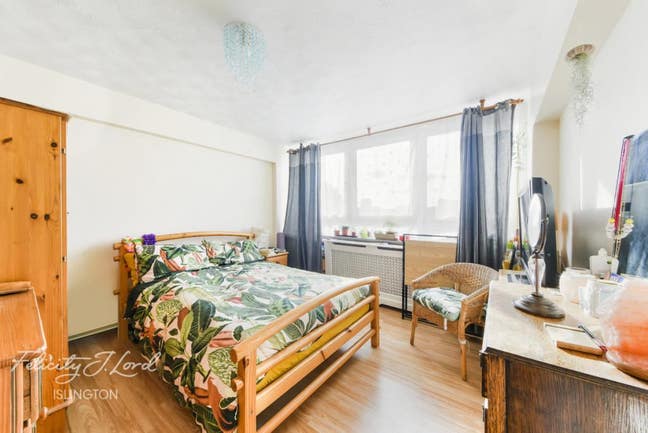 Spacious Double Room in ZONE 1 - All Bills Incl.  Main Photo