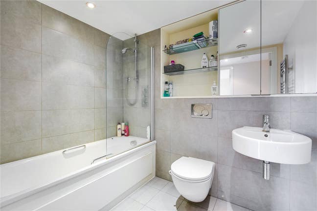 Great location ! Spacious 2 bed 2 bath apartment Main Photo