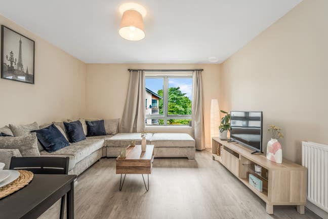 1 Double Bed in Furnished Modern & Friendly Flat  Main Photo