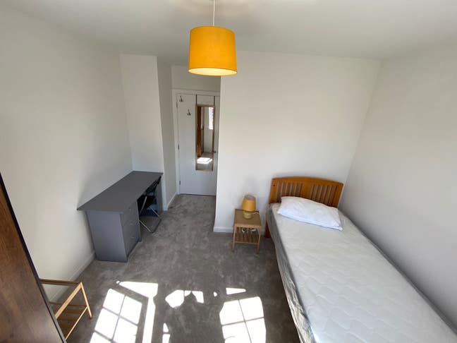 Double room with private bathroom & parking space. Main Photo