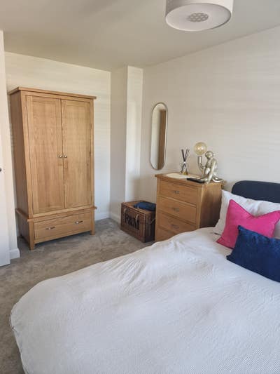 Double Bedroom in modern home Main Photo