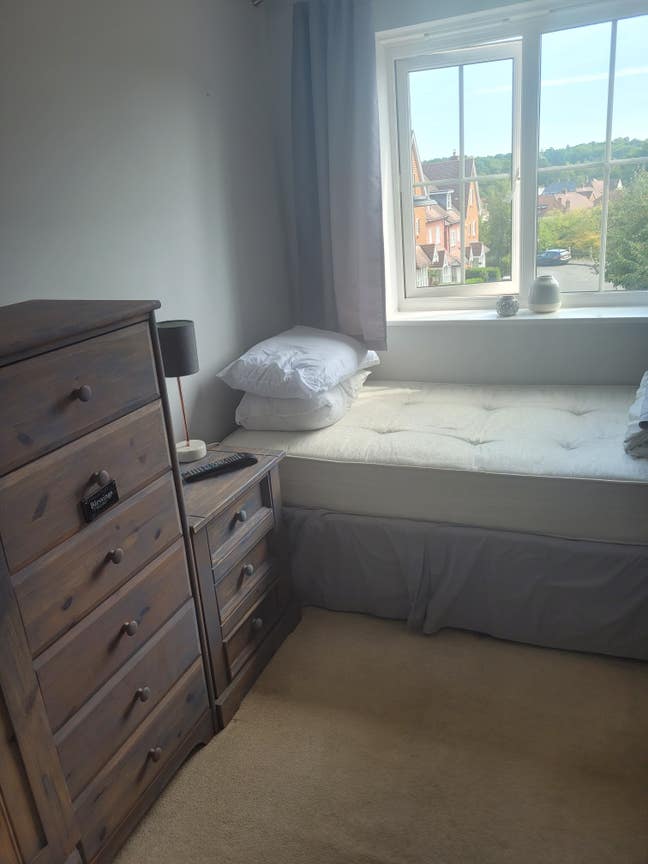 SIngle furnished room to rent for female-Uckfield Main Photo