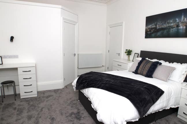Fully Refurbished 6 Bedroom Townhouse  Main Photo
