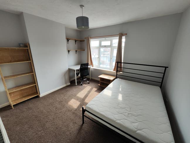 Large Double & Single Room Available Main Photo