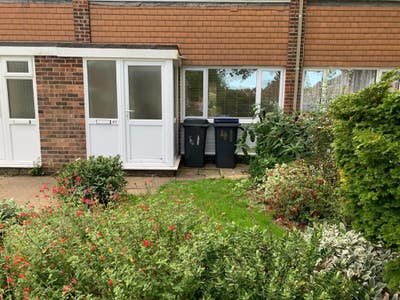 Lovely house, on quiet, green close, furnished Main Photo