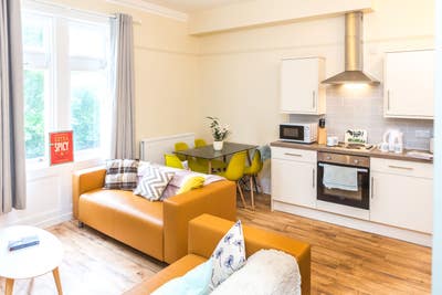 Large en suite bedrooms, bills & parking included Main Photo