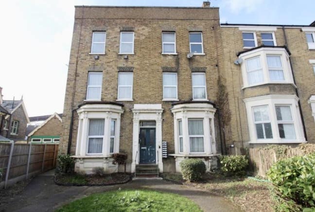Large 1 Bed Flat in Central Wanstead Main Photo