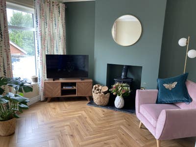 Double room to rent to female professional  Main Photo