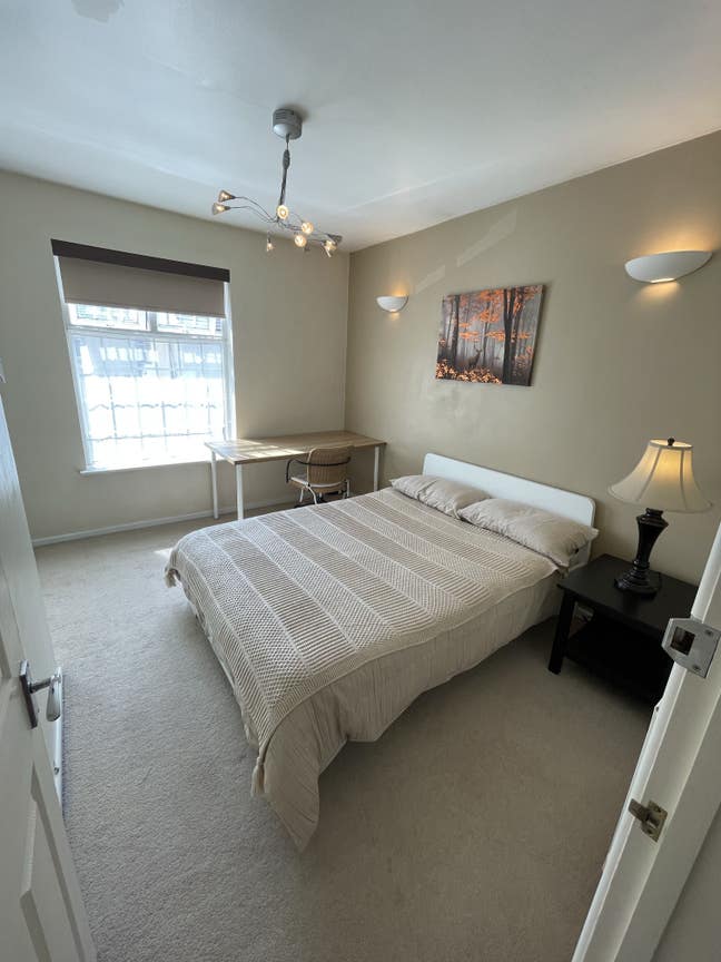 1 Double + 1 large single room In North Watford Main Photo