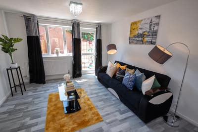 25 Mins to C. Ldn! Stunning 2Bedhome (Sleeps 4)! Main Photo