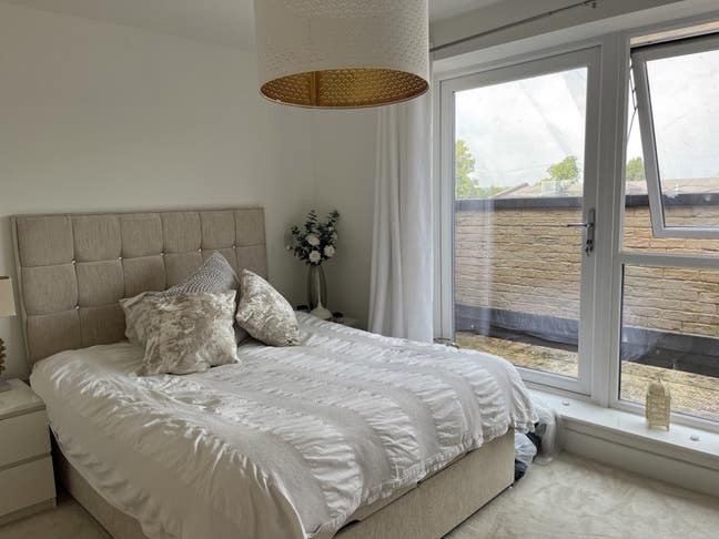Gorgeous Bedroom+ Ensuite in beautiful quiet flat Main Photo