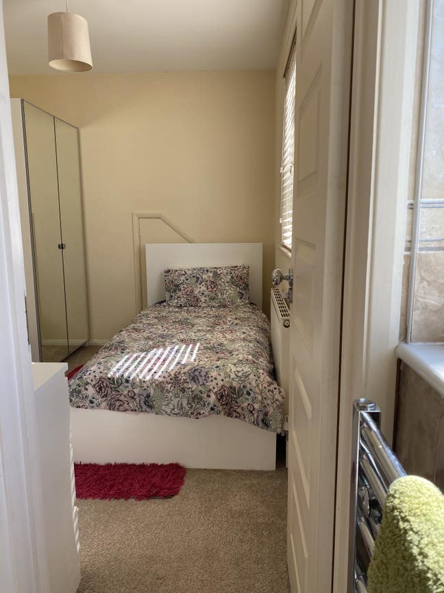 Single room with en-suite  Main Photo