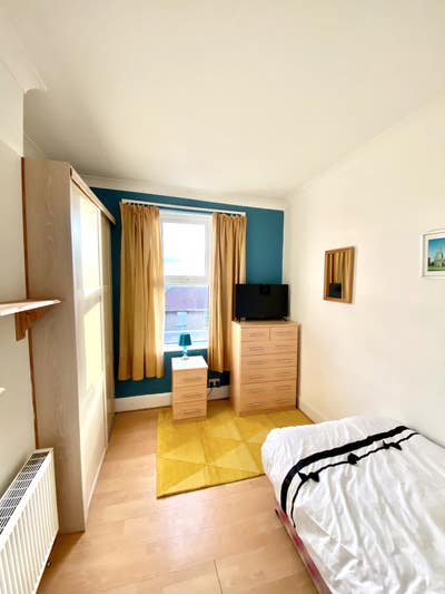 One fully furnished single room to let Main Photo