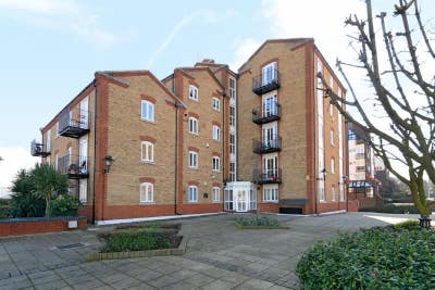 Double room in 2-bedroom flat on the Thames Path  Main Photo