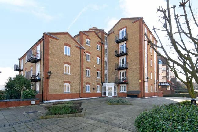 Double room in 2-bedroom flat on the Thames Path  Main Photo