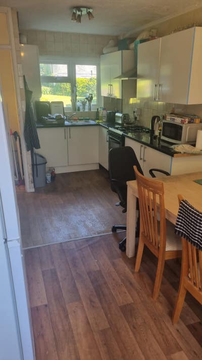 Single Room in a 5 Bed House - Check Description Main Photo