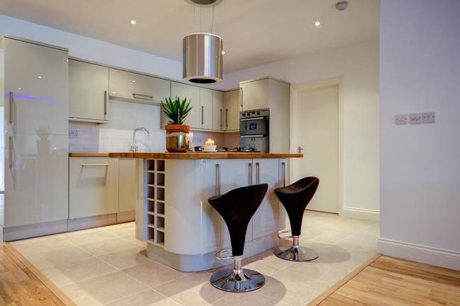 Luxurious Two Bedroom Apartment/2Bath in SW11 Main Photo