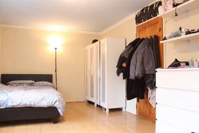 Huge double room with private garden near CWharf Main Photo