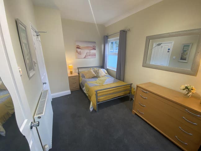 Delightful Double En-Suite Room in City Centre Main Photo