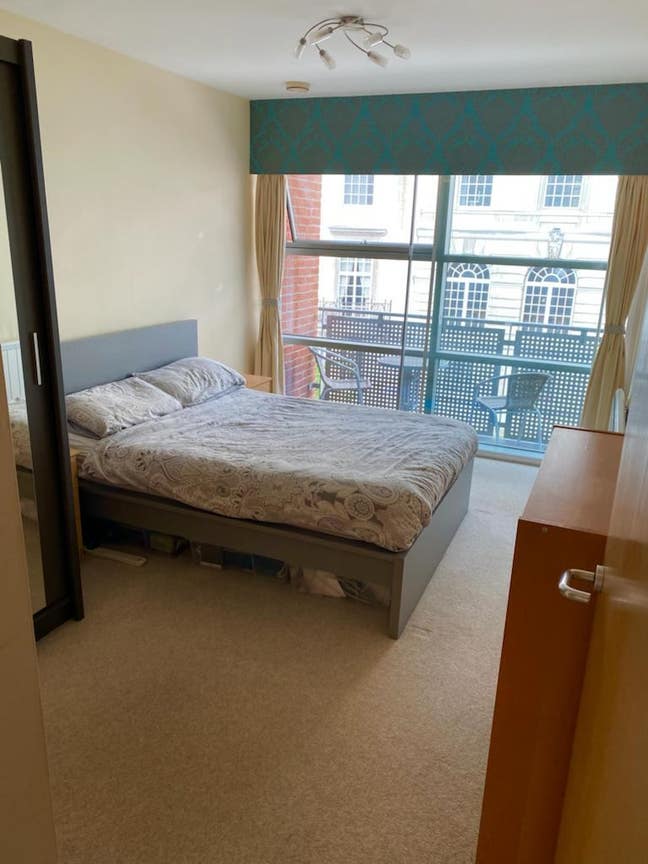 Spacious room, amazing location Main Photo