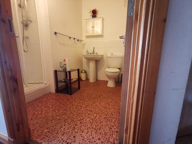 2xdouble room in family townhouse (female wanted)  Main Photo