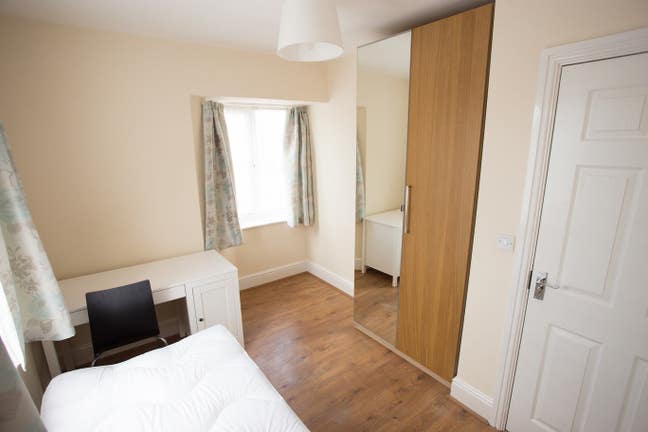 Stylish single room in modern professional share.  Main Photo