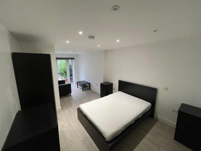 En-Suite Double Bedroom 5 minute walk from Station Main Photo