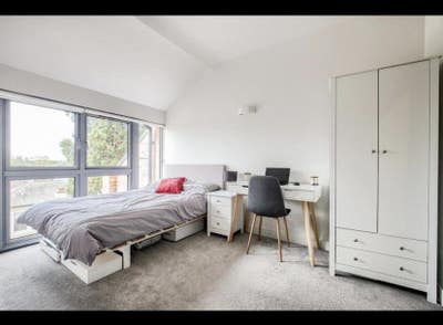 Short term let - double en-suite in spacious flat Main Photo