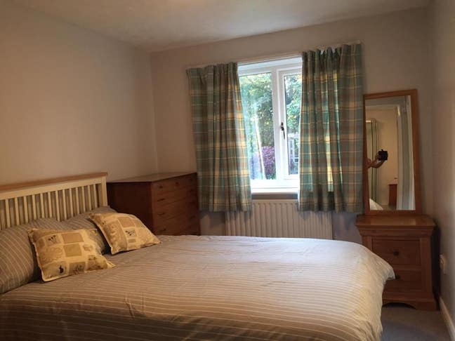 Double room with ensuite/parking in Headley. &pound;650 Main Photo