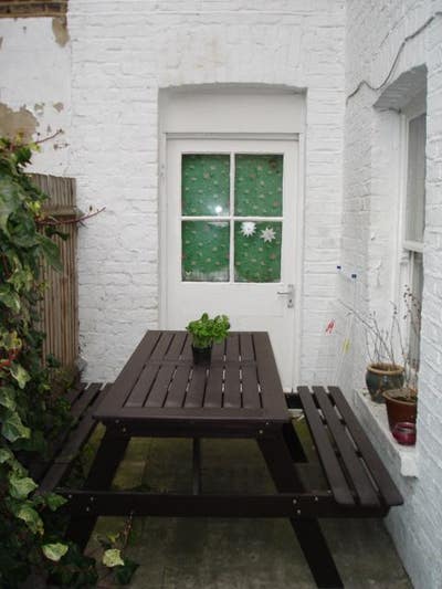 Young prof/grad to share charming cottage  Main Photo