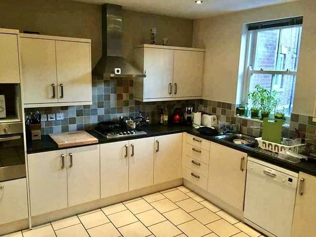 ** Furnished double room ideal for Rolls Royce** Main Photo