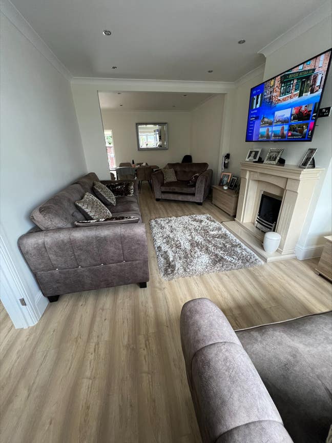 Females Only - Lovely Single Room - Available Now Main Photo