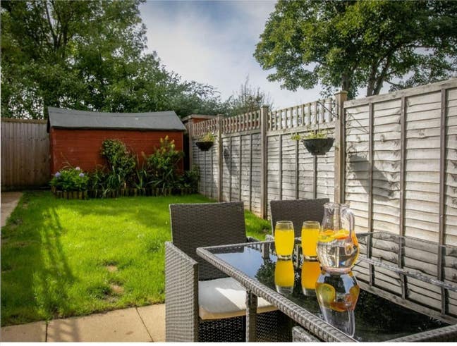Large Double Bedroom in a Two Bed House Main Photo