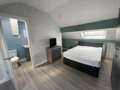 &pound;150 off 1St Month - Double Bedroom with Ensuite  Main Photo