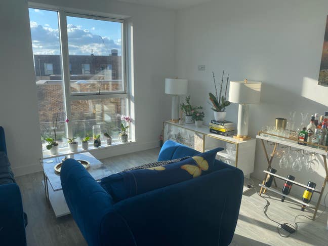 Luxurious double bedroom next to tube Main Photo