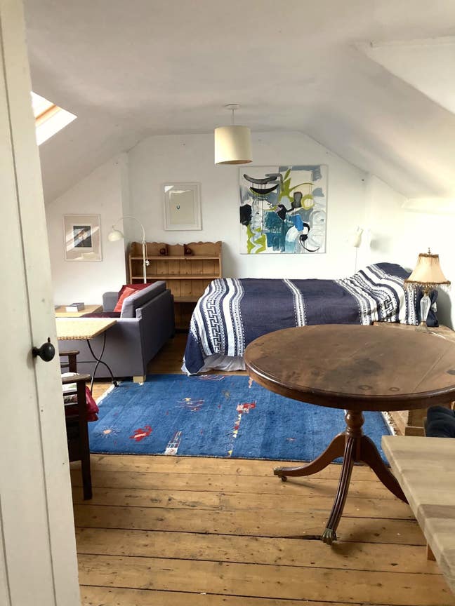 Huge double with sitting area in Victorian home Main Photo