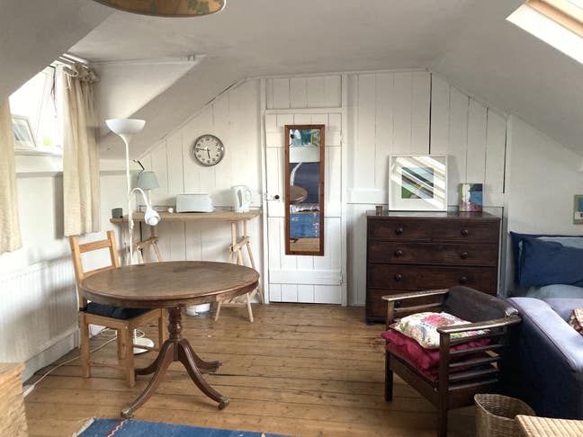 Huge double with sitting area in Victorian home Main Photo