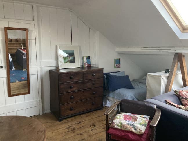 Huge double with sitting area in Victorian home Main Photo