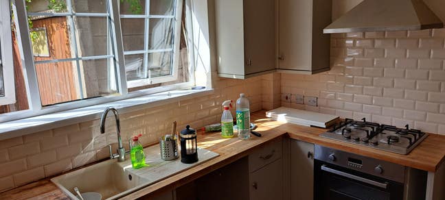 Lovely room available in 3 bed house with garden Main Photo