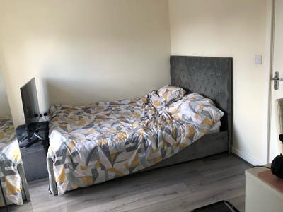 Town Center. King room, triple wardrobe. Parking.  Main Photo