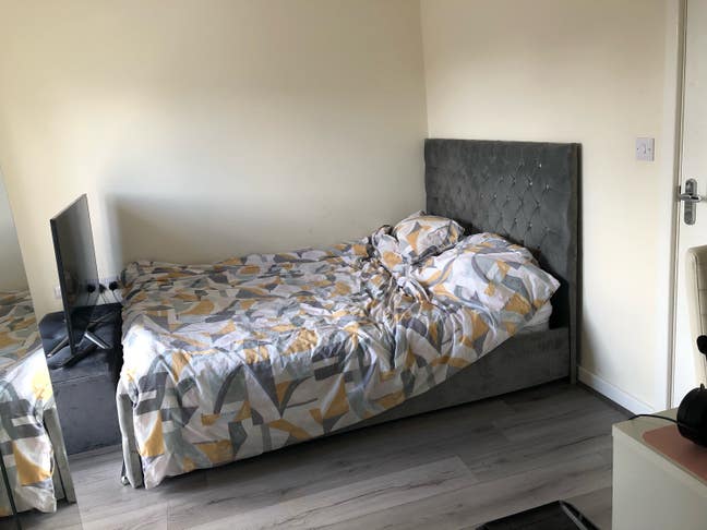 Town Center. King room, triple wardrobe. Parking.  Main Photo