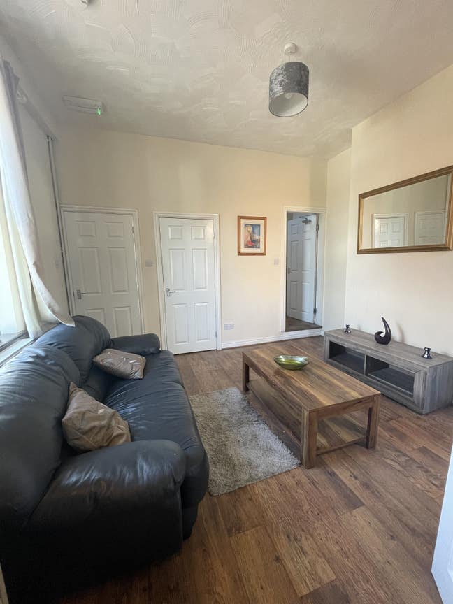 * Ensuite Room - No Deposit - Near Hospital * Main Photo